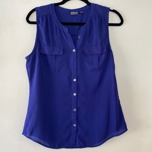 Womens sleeveless blouse. Size M